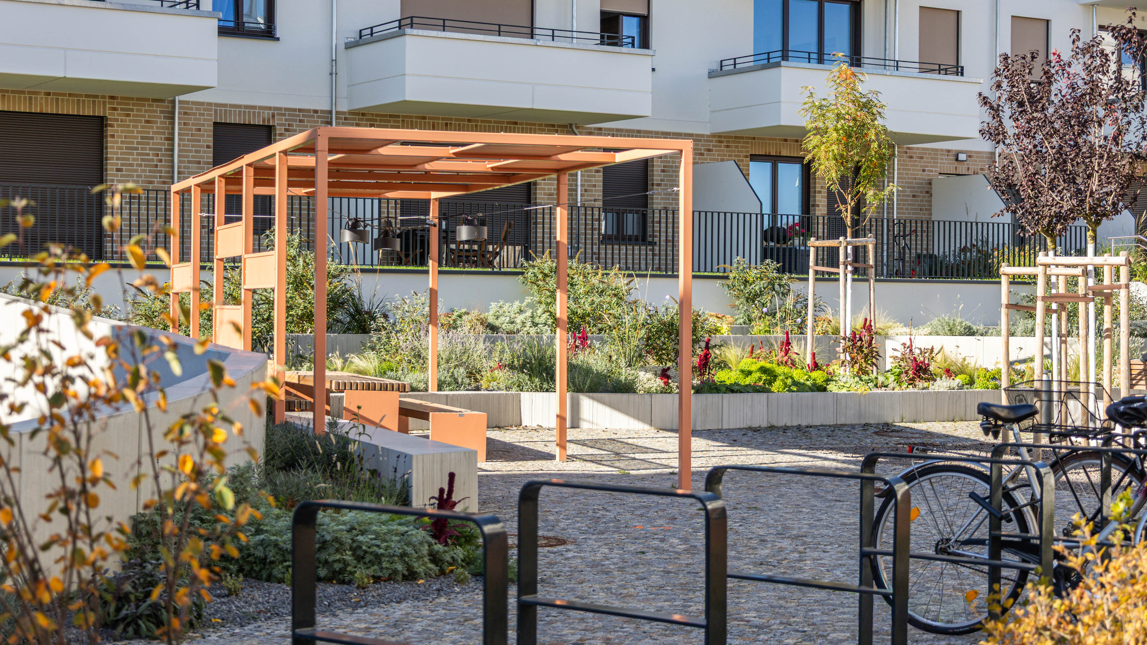 hochC-landschaftsarchitektur-berlin-regattastraße-pergola-rueckzugsraum-fahrradstaende.jpg